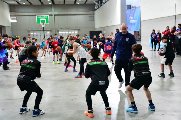 El Superdomo fue sede de una clínica de basquet para categorías formativas