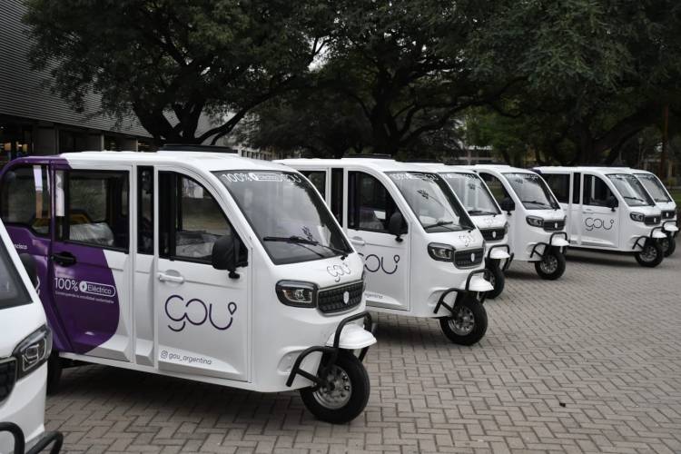 La empresa privada GOU exhibe en la ciudad los vehículos eléctricos carrozados de tres ruedas