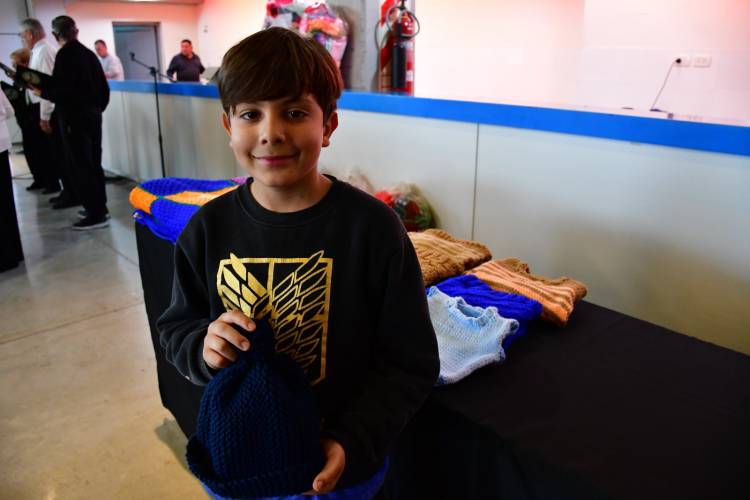 Alan Usandivare, el niño que expresa con sus manos tejedoras una profunda vocación solidaria