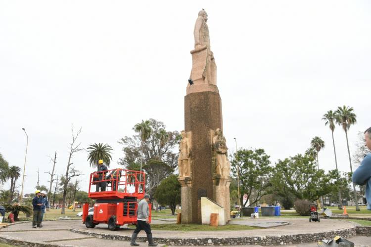 El municipio lleva a cabo la restauración de los monumentos de la Plaza Vélez Sarsfield