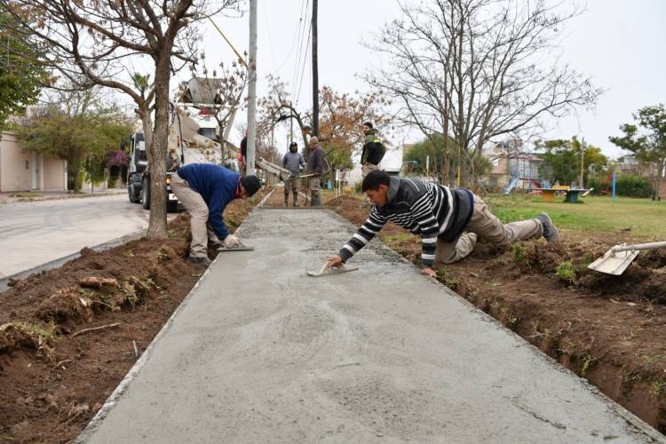 Bernarte supervisó la etapa final de las obras en Plaza del Encuentro y destacó el plan de renovación de veredas en los espacios verdes de la ciudad